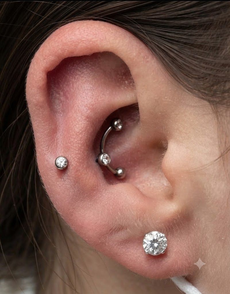Ohr mit mehreren Piercings