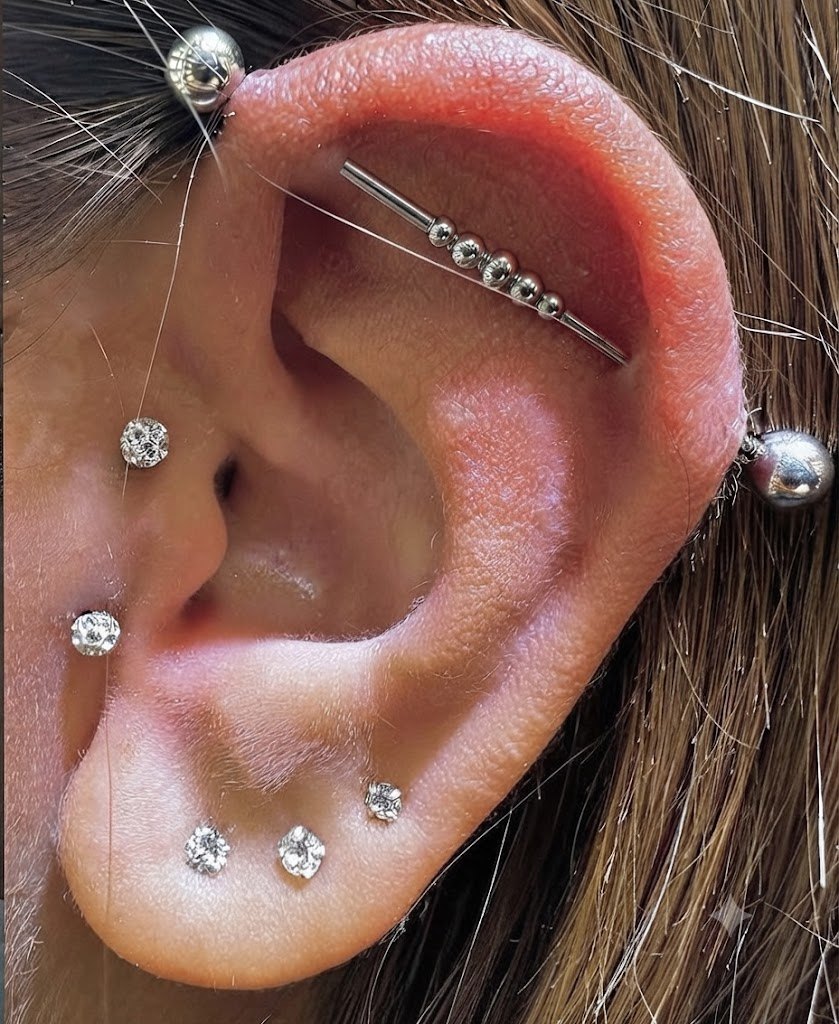 Industrial-Piercing mit silberfarbener Stange